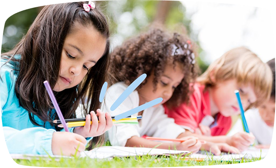 Meninas desenham deitadas no chão.