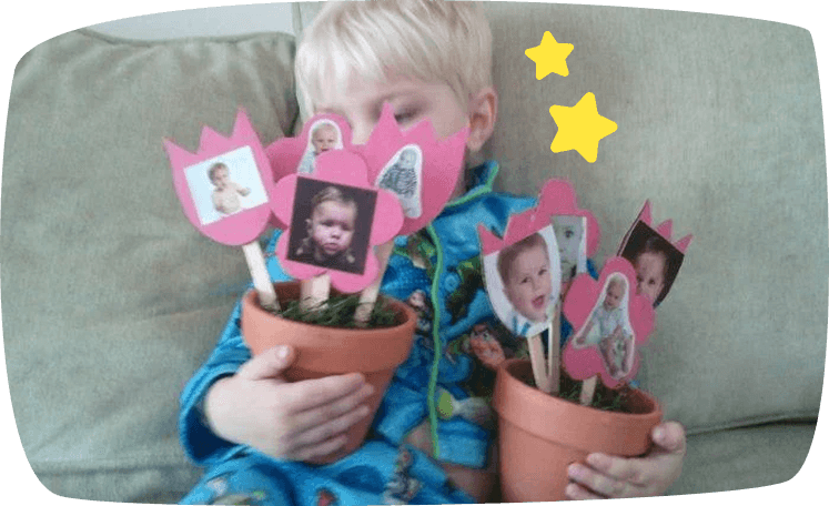 aso com plantas e flores de papel com fotos das crianças no centro