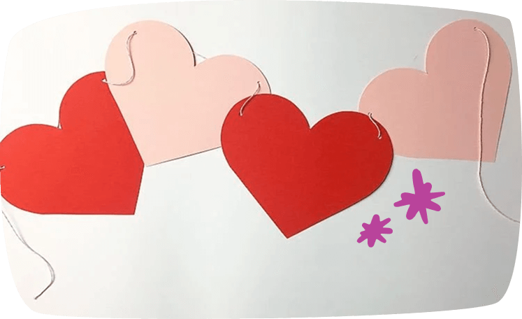 grinalda de corações em papel colorido pendurada numa porta