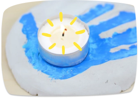 Castiçal com mão infantil 