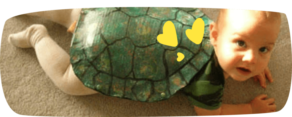 bebé mascarado de tartaruga