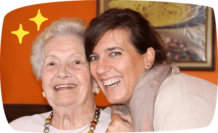 jovem faz companhia a uma idosa