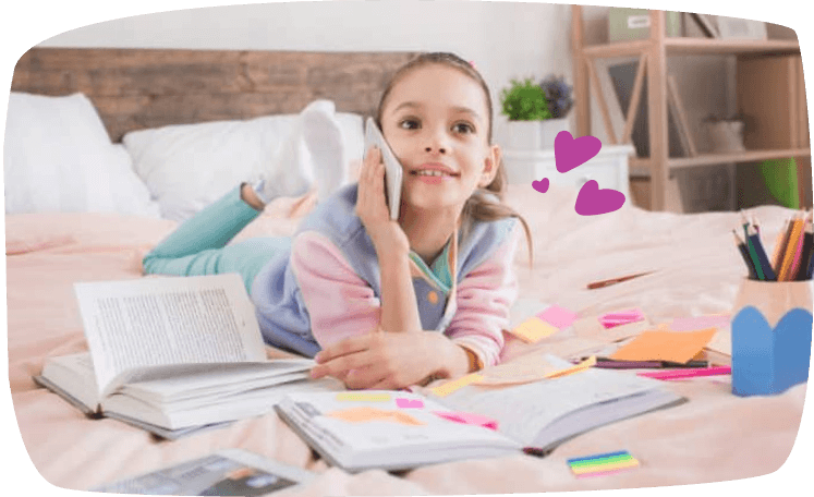 Menina ao telefone em cima da cama.